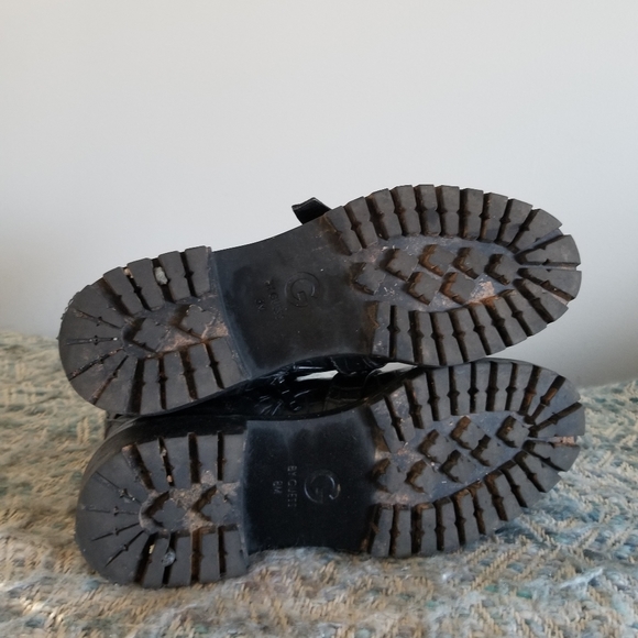 SOLD GUESS BLACK MOTO STYLE ANKLE BOOTS - Picture 2 of 5